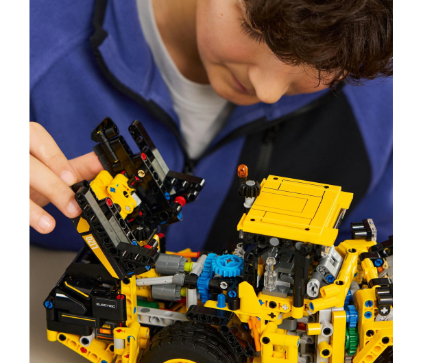 LEGO Technic 42209 Ładowarka kołowa Volvo L120 electric - 1331619 - zdjęcie 6